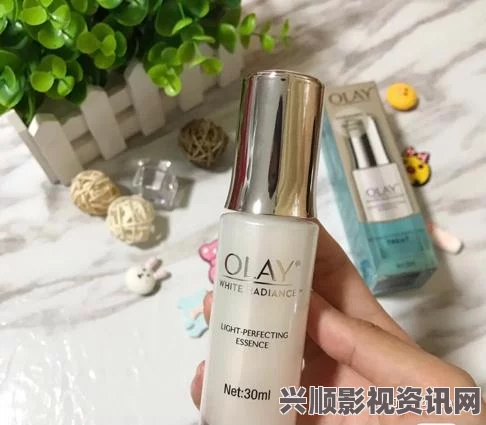 年轻的保姆和平精英女性乳液有多白：这款乳液不仅滋润肌肤，还能提亮肤色，让玩家在游戏中也散发自信与魅力。